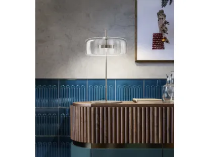Lampada da tavolo composta da due vetri accostati, perfettamente assemblati, da sembrare un pezzo unico e base in metallo Jube di Vistosi