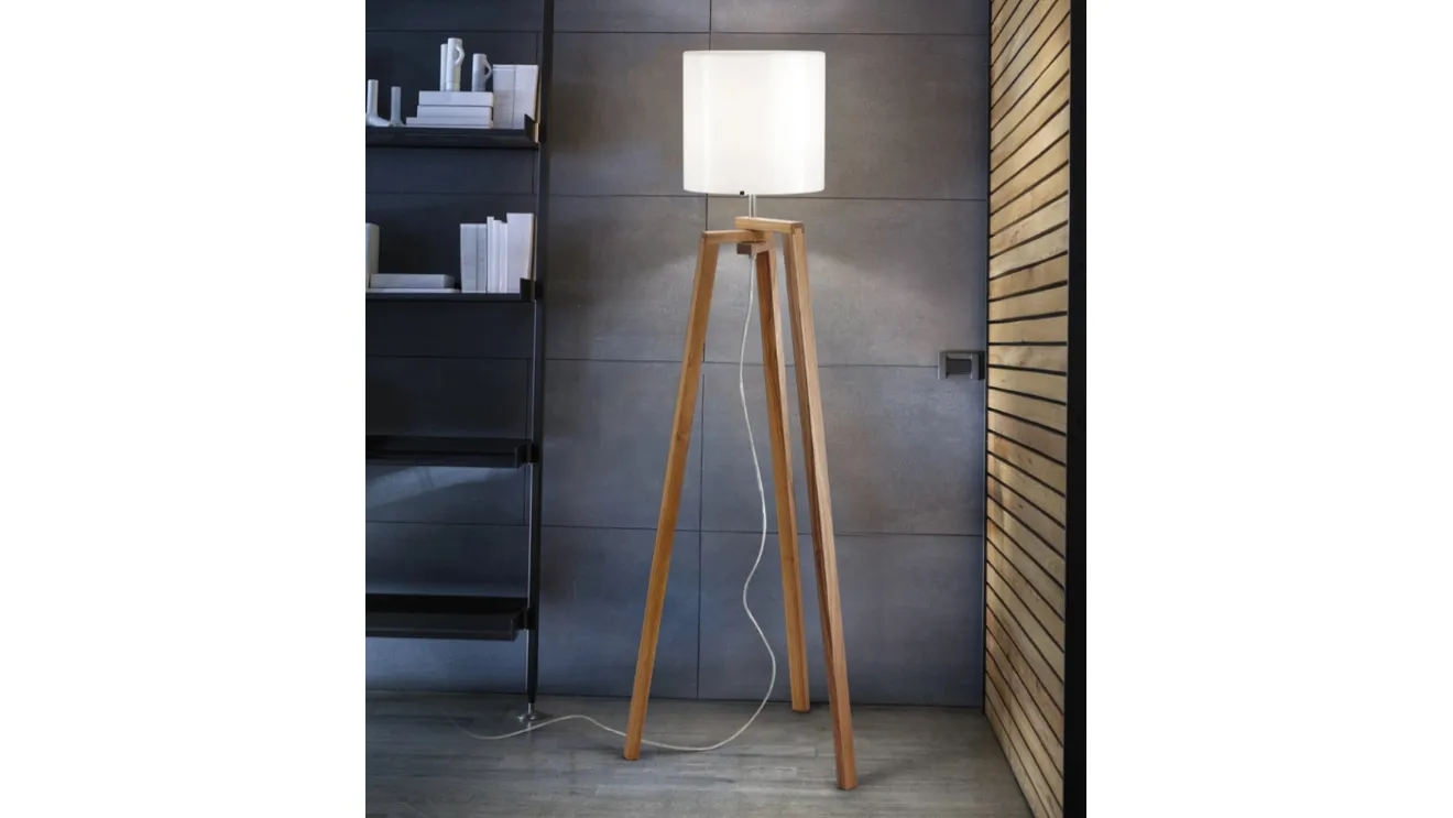 Lampada da terra con struttura in legno di noce e diffusore in vetro Trepai di Vistosi