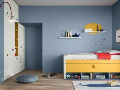 Cameretta con doppio letto, armadio a muro e pensili a parete Kids space 08 di Nidi