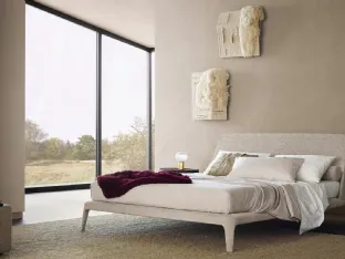 Letto Kelly in tessuto Naxos Sabbia di Poliform