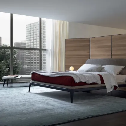 Letto in pelle Nabuk intrecciata e base in rovere con testiera Kelly di Poliform