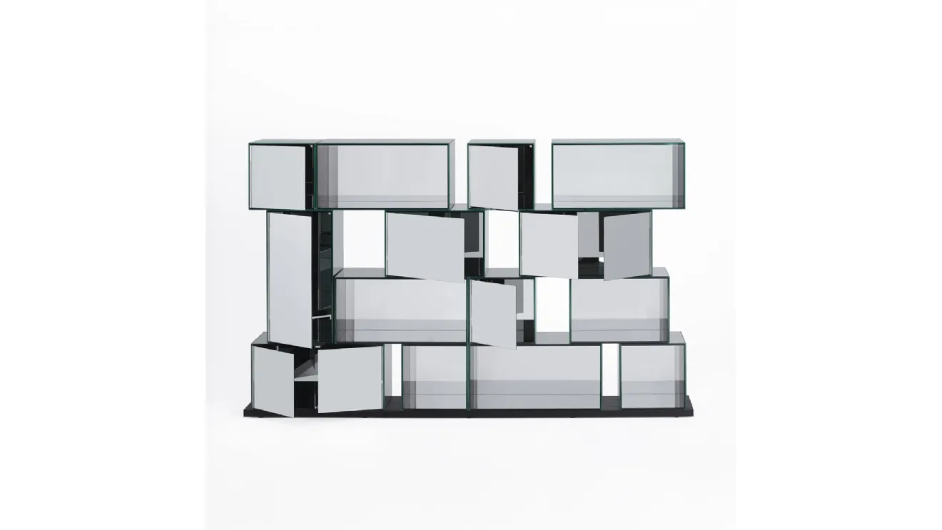 Libreria divisoria bifacciale Quantum in cristallo extralight e cristallo colorato con base in legno di Rovere laccato Nero di Glas Italia