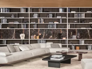 Libreria Wall System 03 in laccato opaco con schienale in rovere e gres porcellanato effetto marmo di Poliform