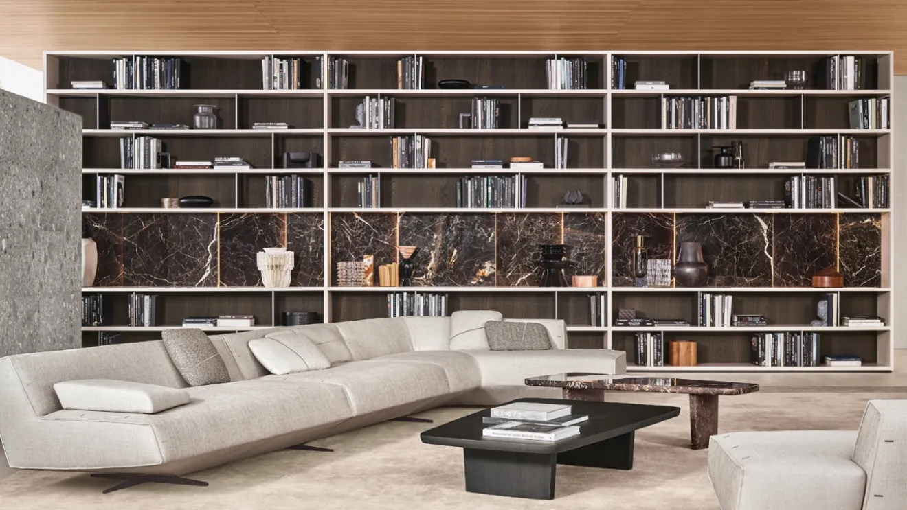 Libreria Wall System 03 in laccato opaco con schienale in rovere e gres porcellanato effetto marmo di Poliform