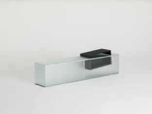 Madia con ante scorrevoli in cristallo acidato con vano porta oggetti in Rovere Nero Drift di Glas Italia
