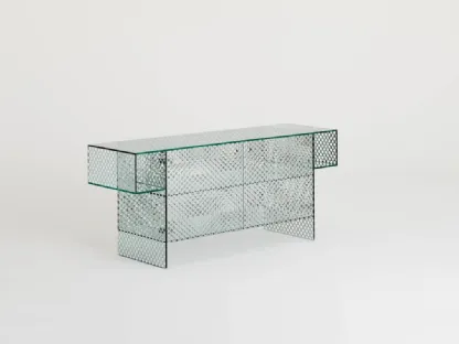 Mobile ingresso Robotin realizzato in cristallo specchiante con pattern decorativo a bolli trasparenti di Glas Italia