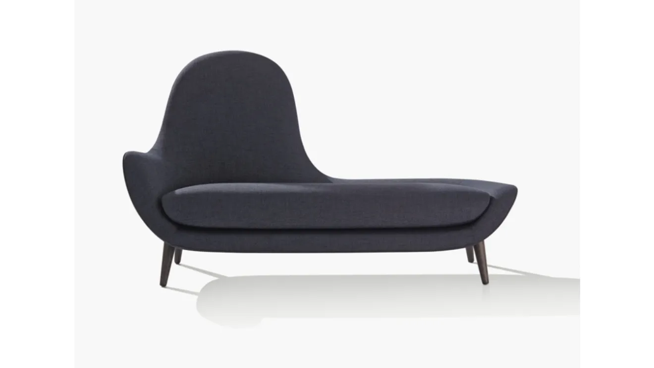 Poltrona Mad Chaise Longue in tessuto e pelle sul retro con gambe in olmo nero di Poliform