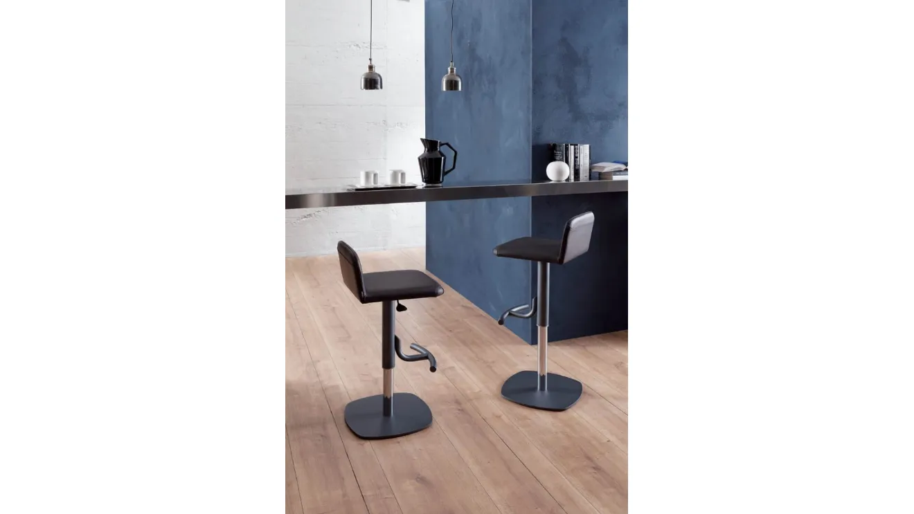 Sgabello in pelle con basamento in metallo Cooper di Ozzio