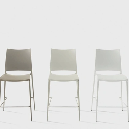 Sgabello Sand in polipropilene di Desalto