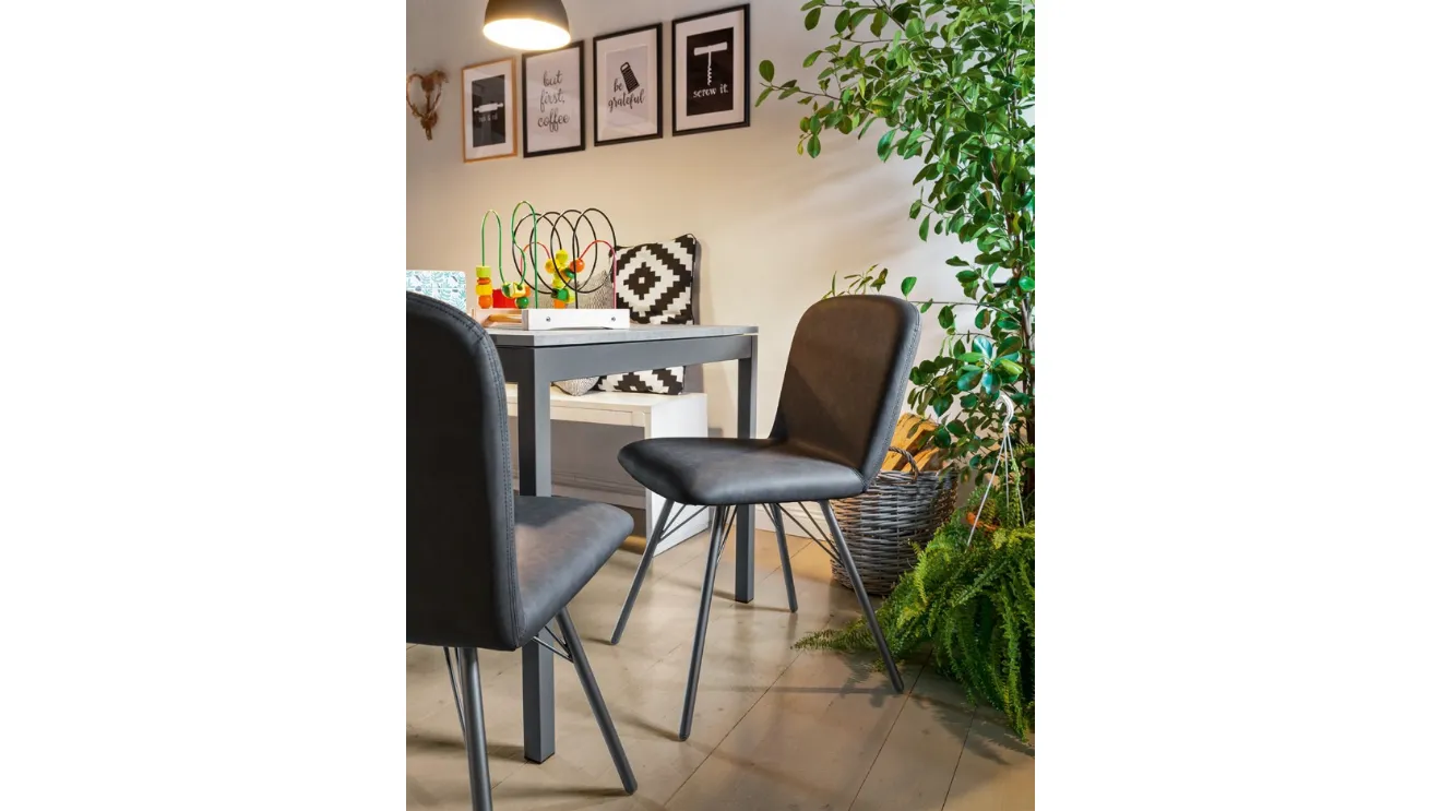 Sedia in ecopelle imbottita con struttura in metallo grigio opaco Emma di Connubia