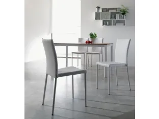 Sedia completamente rivestita in ecopelle Premiere di Ozzio