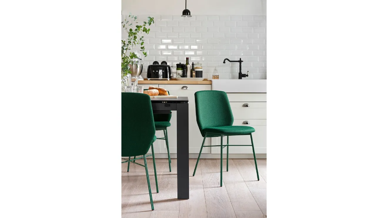 Sedia in tessuto con gambe in metallo Sibilla soft di Connubia
