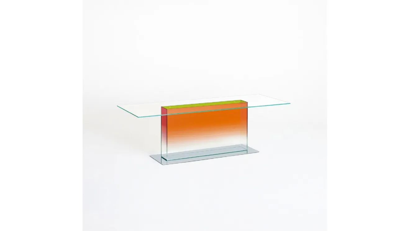 Tavolo rettangolare Donald con top in cristallo e base in acciaio sormontata da un volume in cristallo trasparente colorato di Glas Italia