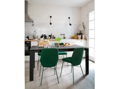 Tavolo allungabile con top in ceramica stone e gambe in legno di faggio laccato grafite Eminence Wood di Connubia