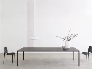 Tavolo Helsinki 35 Home con struttura in acciaio e top in laminato di Desalto