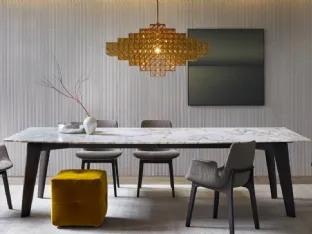 Tavolo rettangolare Howard con piano in marmo calacatta e base in rovere di Poliform