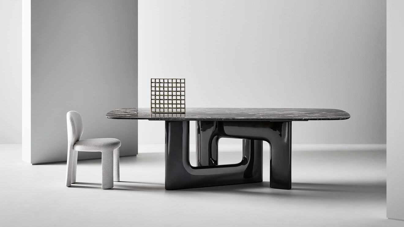 Tavolo di design Liaison con top in marmo e base in poliuretano di Bonaldo