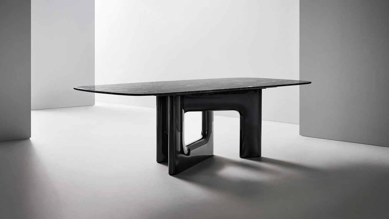 Tavolo di design Liaison con top in marmo e base in poliuretano di Bonaldo