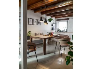 Tavolo allungabile con gambe in legno e top in ceramica Sigma di Connubia