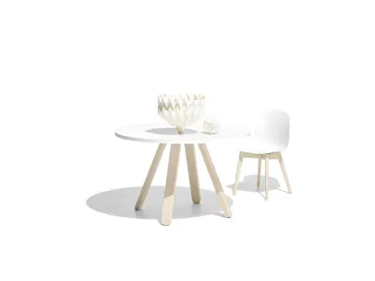 Tavolo rotondo in laminato bianco e base in legno di faggio sbiancato Stecco di Connubia