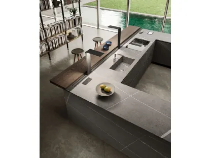 Cucina Design angolare con ante e top in gres e bancone impiallacciato olmo Ak 04 02 di Arrital