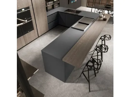 Cucina Design angolare in Fenix grigio con bancone e colonne in olmo Ak 04 06 di Arrital