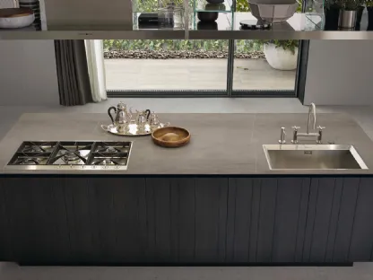 Cucina Design lineare Artex 03 in olmo nero a doghe e top in pietra di Poliform