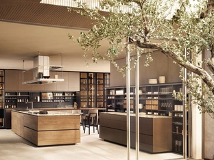 Cucina Design in Noce Canaletto e Marmo Calacatta con isola Artex di Poliform
