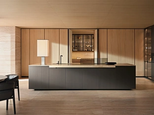 Cucina Design Phoenix in Rovere con isola in laccato Bronzo e Travertino di Poliform