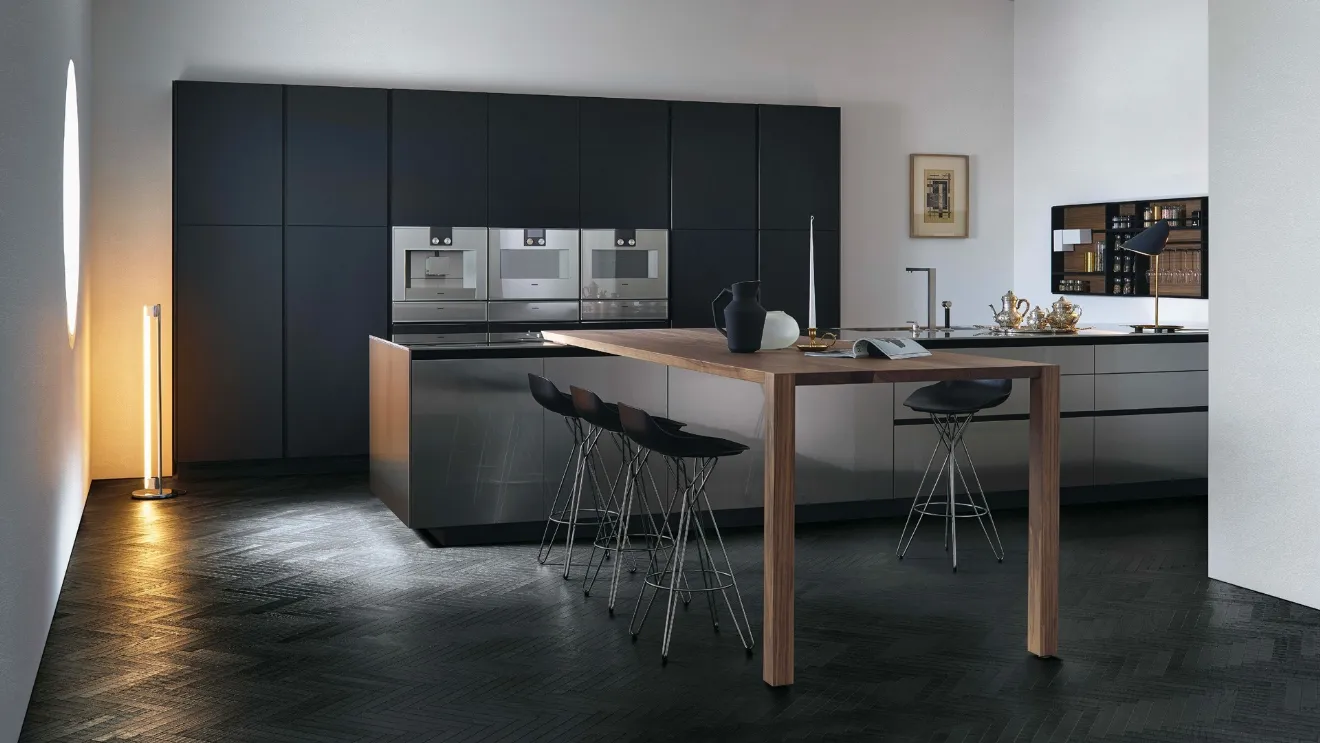 Cucina Design con penisola Twelve 02 in acciaio con piano Break in noce massello di Poliform