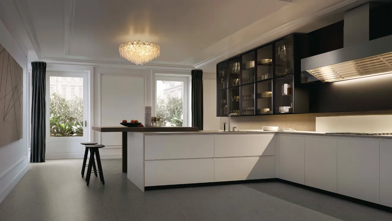 Cucina Design angolare Trail in laccato goffrato bianco e top in quarzite di Poliform