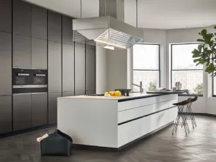 Cucina Design lineare Twelve 01 in vetro satinato bianco e top in dekton bianco di Poliform