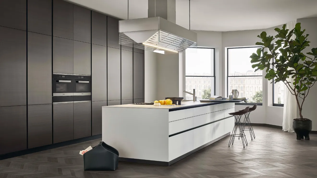 Cucina Design lineare Twelve 01 in vetro satinato bianco e top in dekton bianco di Poliform