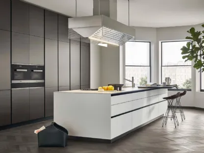 Cucina Design lineare Twelve 01 in vetro satinato bianco e top in dekton bianco di Poliform