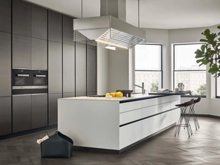 Cucina Design in laccato metallico Bronzo con isola in vetro Bianco Twelve di Poliform