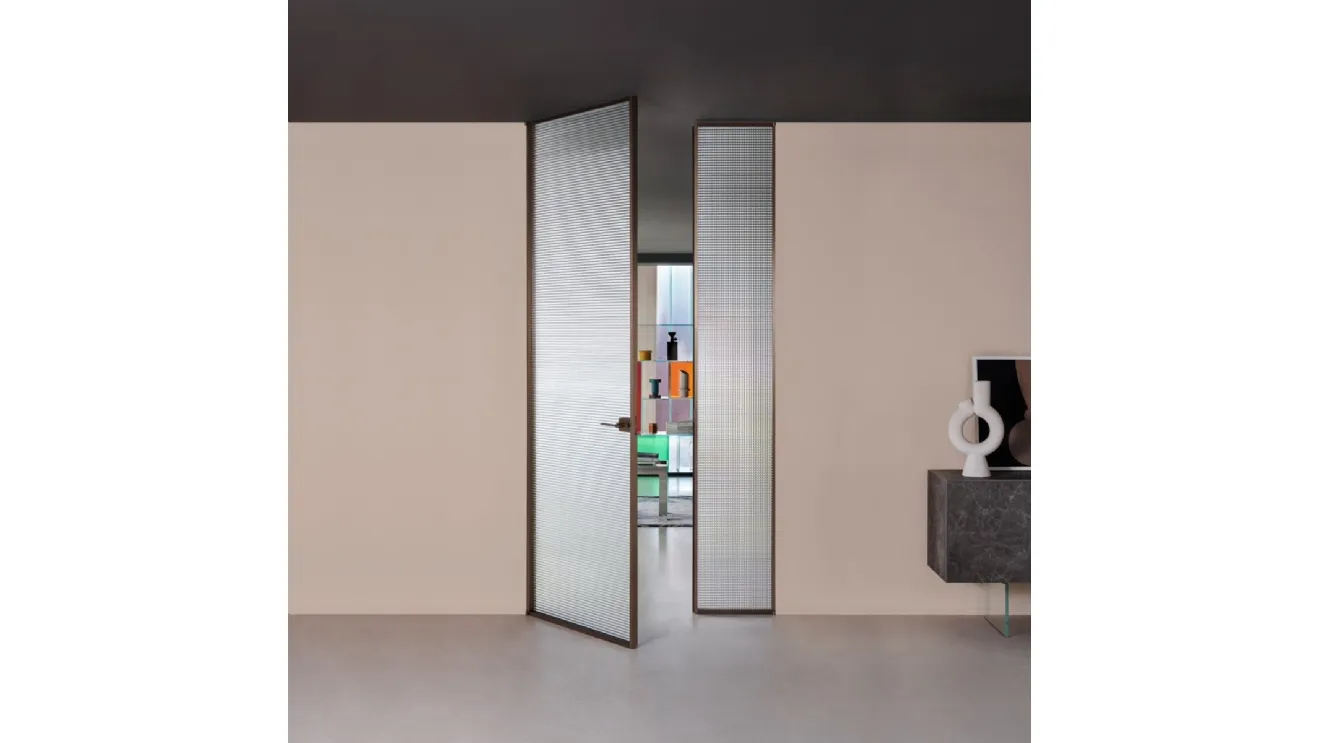 Porta per interni a filo muro Sherazade Double Swing in vetro con telaio in alluminio Plain di Glas Italia
