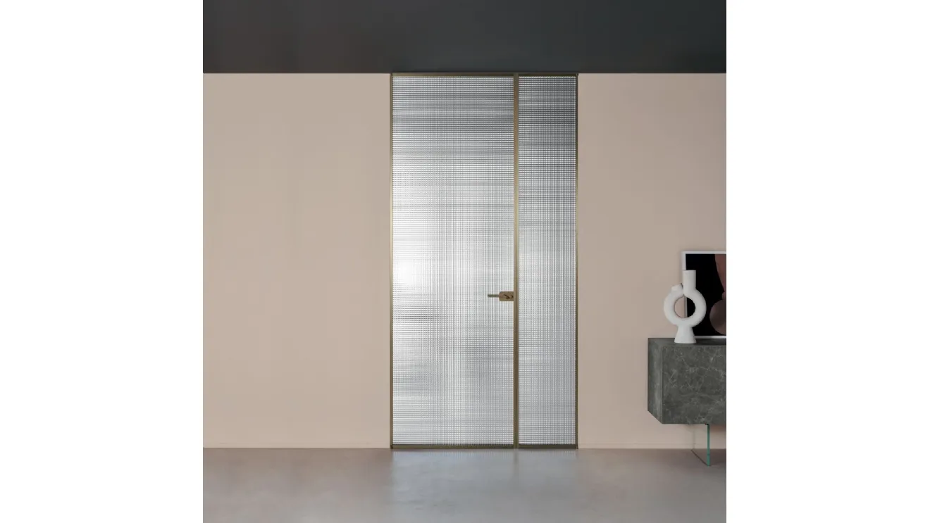 Porta per interni a filo muro Sherazade Double Swing in vetro con telaio in alluminio Plain di Glas Italia