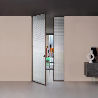 Porta per interni a filo muro Sherazade Double Swing in vetro con telaio in alluminio Plain di Glas Italia