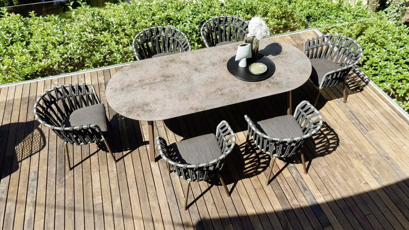 Tavolo ellittico Emma in alluminio con top in ceramica bocciardata di Varaschin