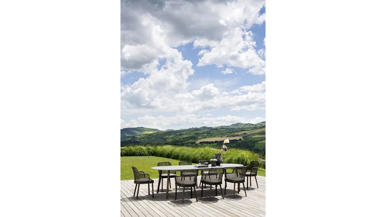 Tavolo ellittico Emma in alluminio con top in ceramica bocciardata in versione allungabile LOW di Varaschin