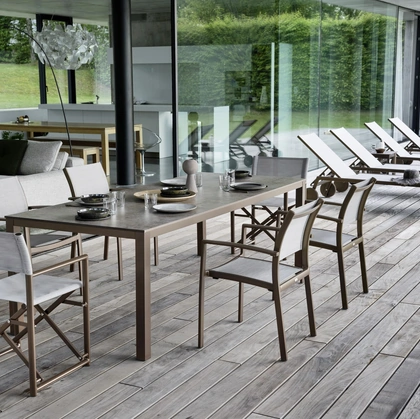 Arredo da esterno Victor in HPL, tessuto e metallo di Varaschin